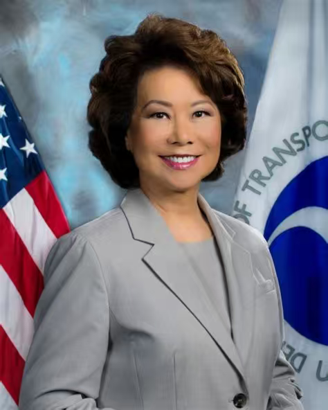 赵小兰两次接受水均益采访的反差，很多人看完都感慨：身份表达的差别实在太大。

当年她还是美国内阁部长的时候，采访现场对灯光、镜头、妆造的要求都很严格。水均益称她为华人，她当场纠正，强调自己是**亚裔**。
等到卸任之后再来国内访问，还是面对水均益，态度亲和了很多，主动提到华人，也说起 “父母之邦”。