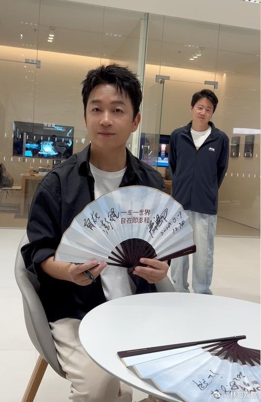 #潘粤明说小米澎程适合带进组#“一车一世界，自在即澎程”，潘粤明提笔写下“自在澎程”四个字，并说“很喜欢你们自在的理念。潘老师探店送书法，简直太有松弛感了吧！ ​