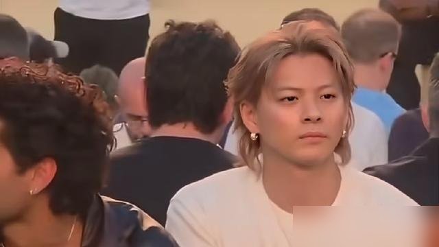 平野紫耀坐头排看秀，被旁边老外挤得只敢缩着，脸上表情快绷不住了。
镜头扫过去，那位大哥胳膊肘全占了他的扶手，味儿还直往这边飘。他下意识往后靠，手指搓着膝盖，抿嘴忍了一整场。
就这么个几秒的微表情，海外直接转疯了。评论区都在说，原来顶流也躲不开地铁同款尴尬。
可他硬是一声没吭，连个白眼都没翻。散