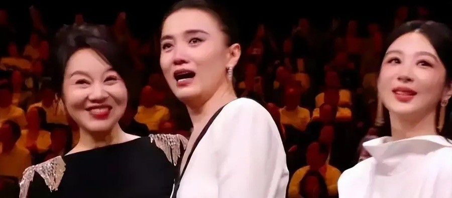 金鹰奖这次动真格：150万刷票全清退，杨幂赵丽颖集体落选，于和伟宋佳登顶，流量演员的奖杯时代真结束了？
9月29日晚长沙落幕的第33届金鹰奖，最刺眼的数字不是于和伟终于捧杯，而是那被当场清退的150万张异常选票
这150万张票背后，是无数个深夜蹲守打投的粉丝账号，是经纪公司砸真金白银买来的数据，如今