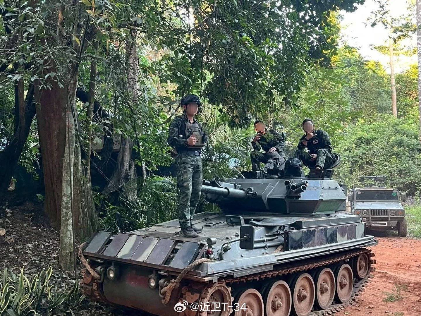 泰国安装了FY-2反应装甲的FV-101“蝎”轻坦，奇妙的组合。
#烽火问鼎计划# ​