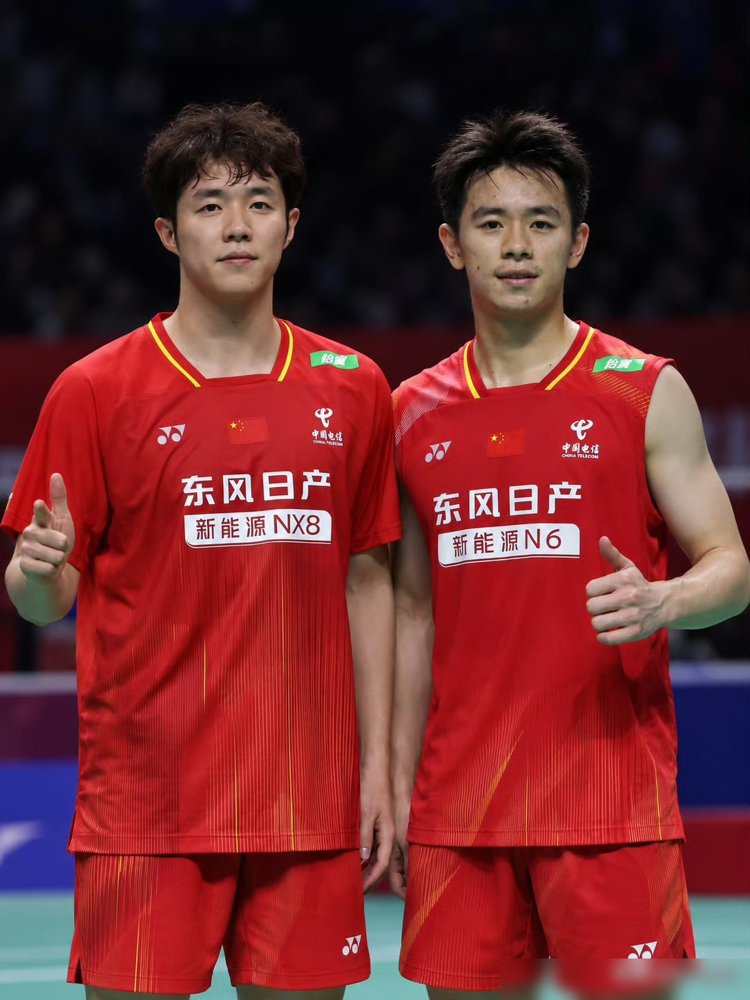 拿下一局后被连扳两局，国羽男团直接被推到1比2的悬崖边上，李诗沣这场球看得人心里发紧。
首局21比12，快得像是要下班。第二局开始，全奕镇把节奏拖下来了，一分一分磨，李诗沣的主动失误开始冒头，17比21丢了。第三局更明显，领先守不住，落后追不动，16比21，75分钟白熬。
赛后他自己说：不够自信