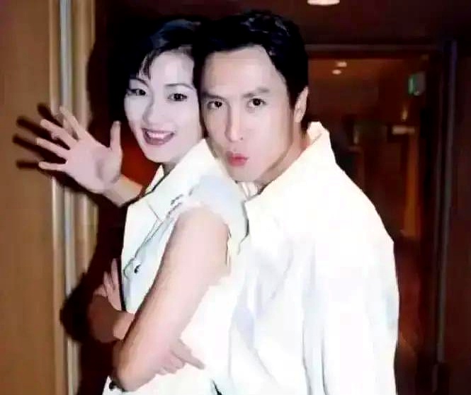 1994年，梁静慈和甄子丹刚办完离婚手续没多久，就发现自己肚子里有了动静。
 

她执意要把孩子生下来，甚至试过找对方提复婚，甄子丹却极不耐烦地回绝：“不可能复婚，每个月给你们四万块，别再来烦我。”转过身，他就继续与万绮雯爱得轰轰烈烈。
 

梁静慈按掉电话，手掌贴着小腹，在原地站了很久。
 

当