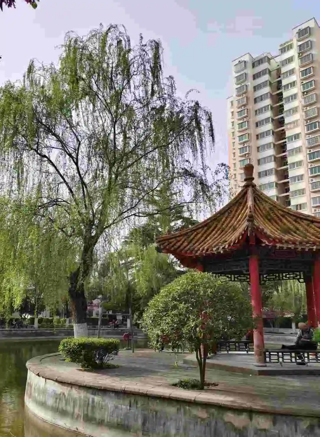 我们从曾国藩身上到底能学到什么东西？从曾国藩身上，最值得学的不是“厚黑学”或权谋，而是一个资质平常的人，如何靠自我管理、长期努力和团队建设，在复杂环境里做成原来很难想象的事。可以概括为几层：
一、学“尚拙”：不靠聪明，靠笨功夫
曾国藩自知不是天才，讲究“结硬寨，打呆仗”。做事先求稳、求不败，再求胜；