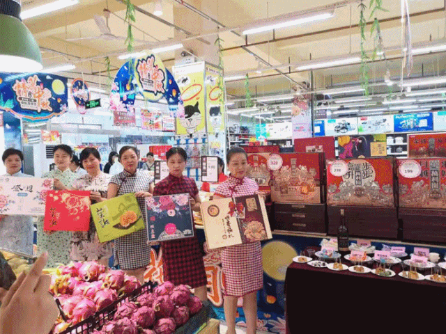中秋节多家企业效仿胖东来宠员工。中秋临近，国内不少企业受到胖东来管理理念的启发，不再简单发放节日礼品应付了事，而是拿出实打实的福利和假期安排，善待在岗员工。
 
河南一家企业，一百多名员工每人可以领到十样节日物资，米面，洗护用品，食品一应俱全。双节期间直接安排十三天带薪休假，需要坚守岗位的员工，会足