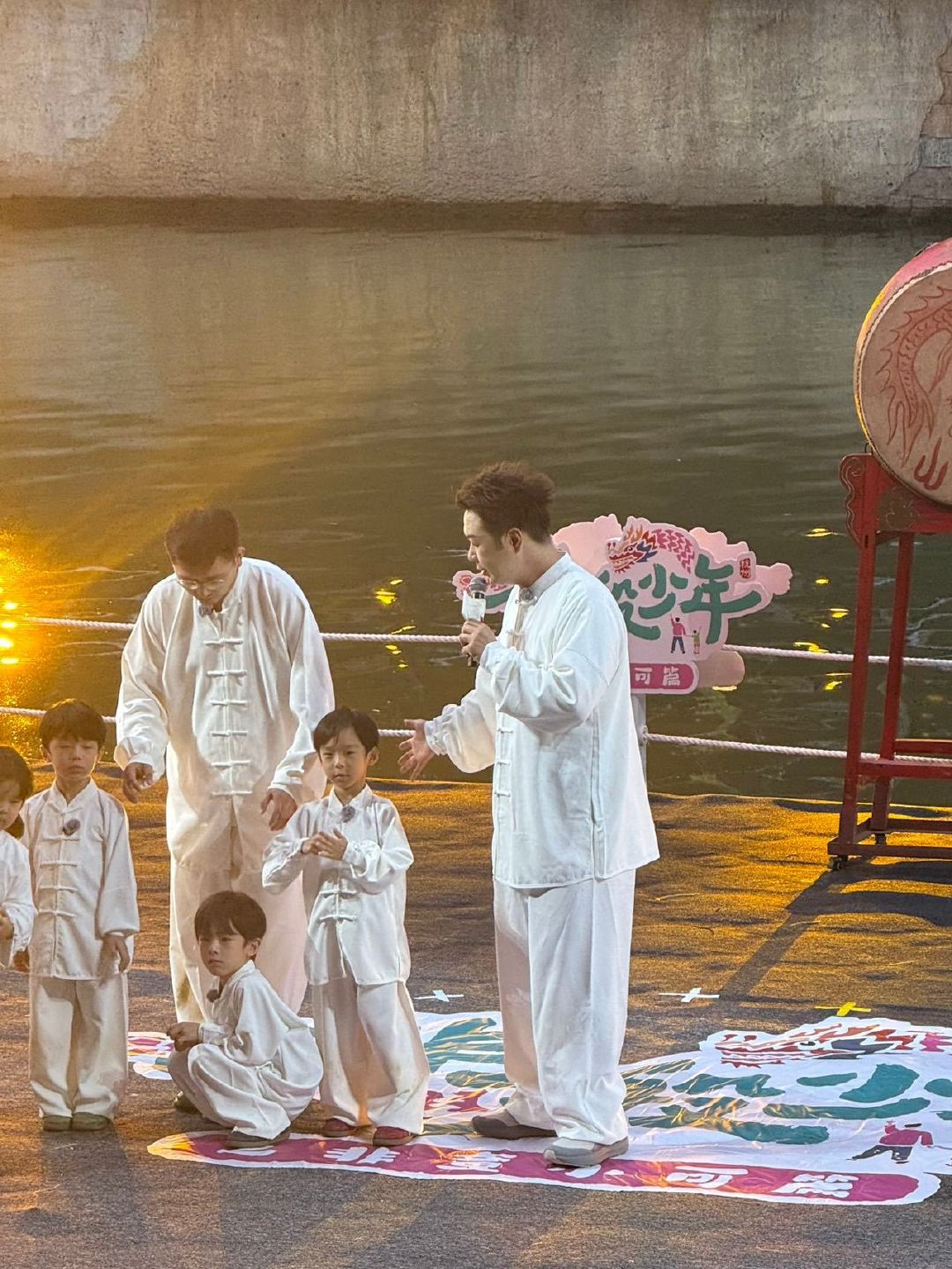 #杭州偶遇杜海涛带娃##网友偶遇杜海涛带娃#在杭州街头撞见杜海涛带娃，一群精力旺盛的小朋友围着他跑，他手忙脚乱却耐心拉满，互动的细节全是好笑又治愈的瞬间。 ​