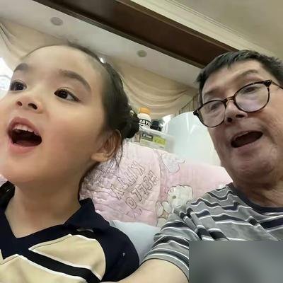 郭碧婷她爸甩出一张外孙正脸照，配文“貌比潘安”。评论区瞬间炸了，都在争孩子到底像谁。
有人截图放大，说眉眼像妈，轮廓像爸。也有人翻出向佐小时候照片对比，发现简直一个模子刻的。
更狠的是，这娃留长发不是为了耍帅。郭碧婷早说过，头发是要留长了捐给癌症病童的。
向太也在节目里透了底：向佐在家就是个大