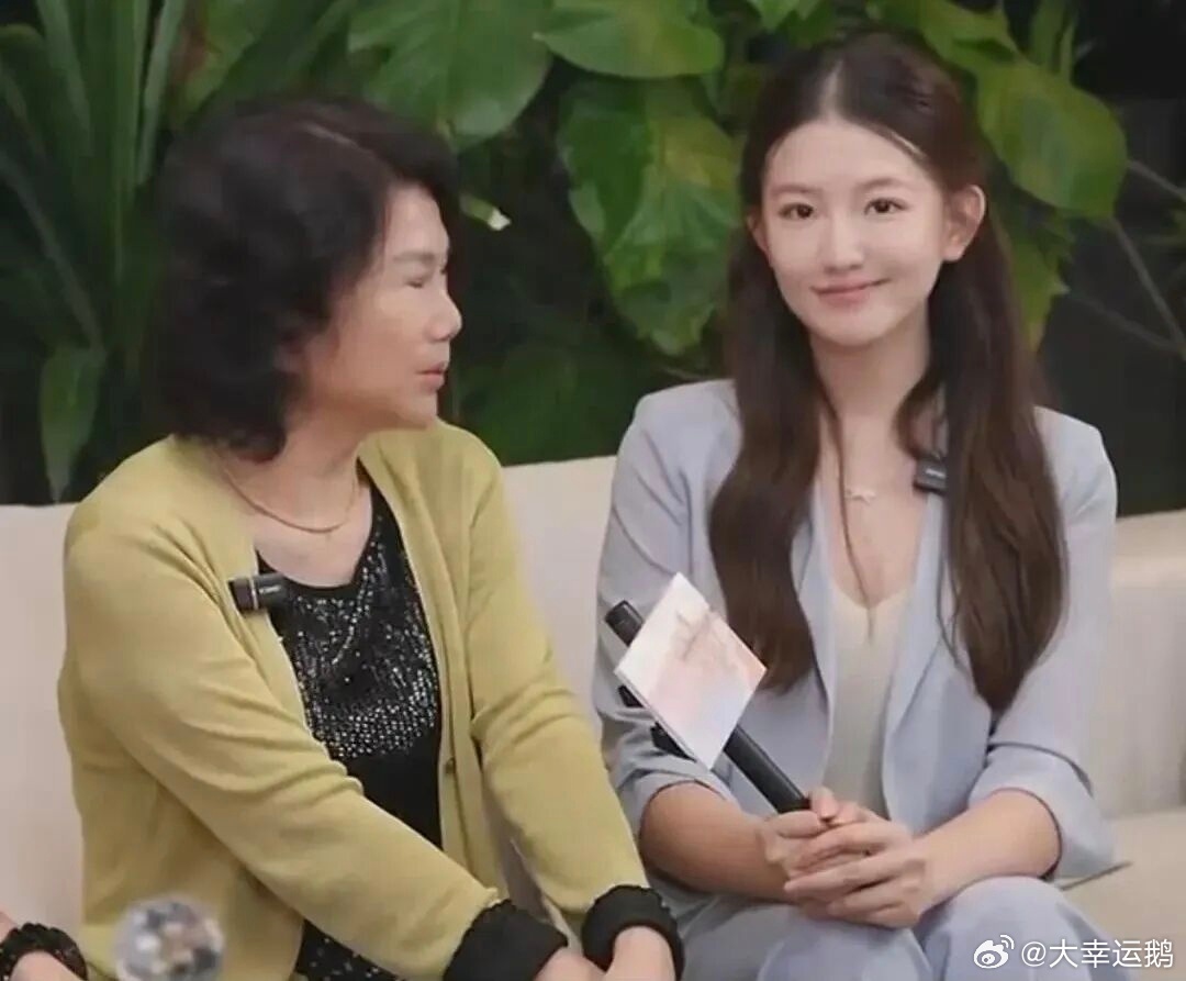 #孟羽童陪董明珠庆生被质疑炒作#
知人人士果然一举一动都能引发热议，孟羽童回珠海陪董明珠过生日，一张合照直接引爆讨论，不少人质疑这是炒作；

但因时间节点敏感，临近双十一电商大促，2025年两人破冰合体直播，带货500万，有网友联想到这次同框是流量预热；
​
有人觉得是师徒释怀，成年人的人情往 ​