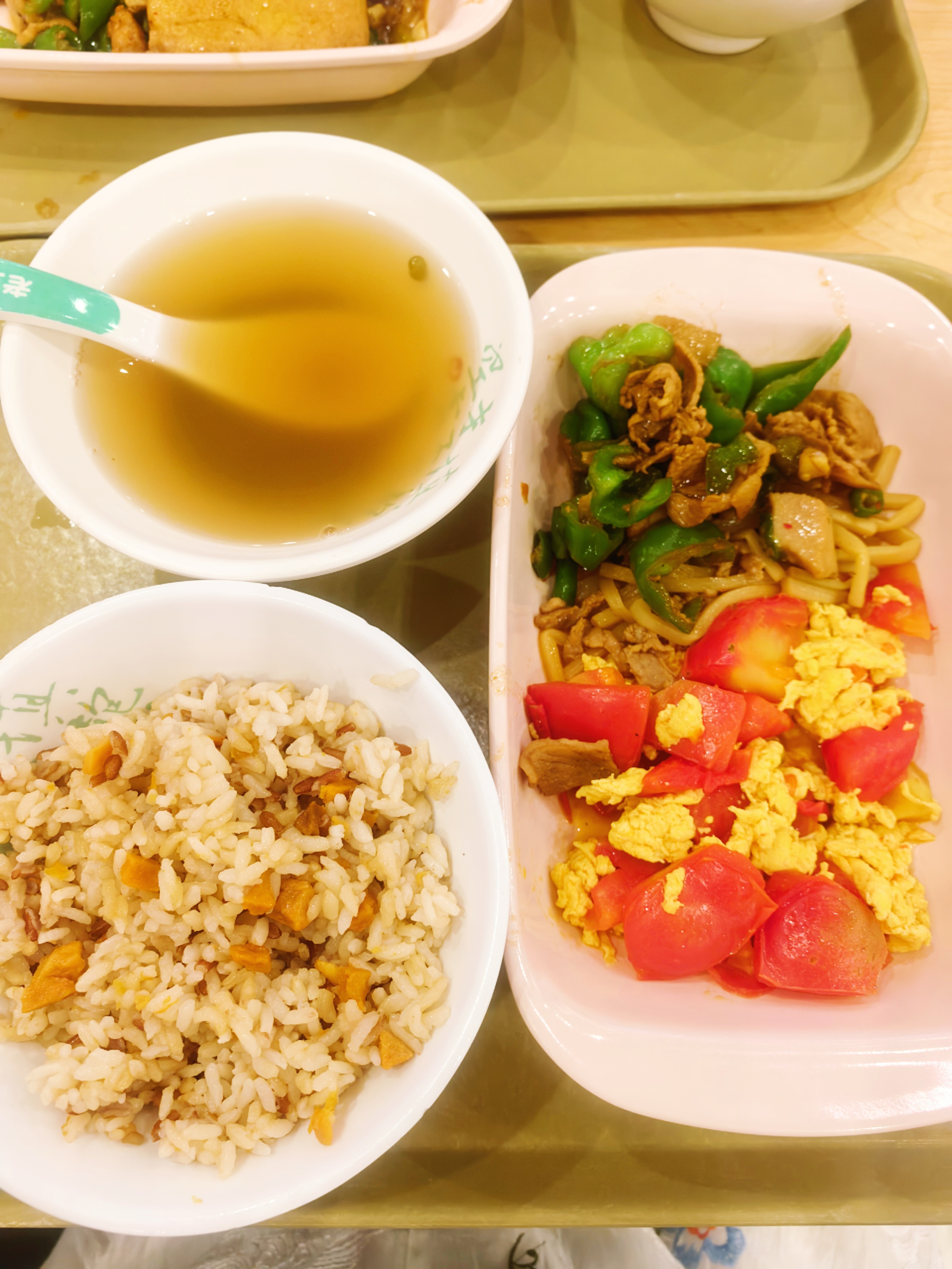 JennyWang[超话]孕33w今天吃什么？早餐🍳：煮鸡蛋🥚午餐🥪：煮水果玉米🌽+鲜牛奶晚餐🍲：蔬菜+杂粮饭  ​​​