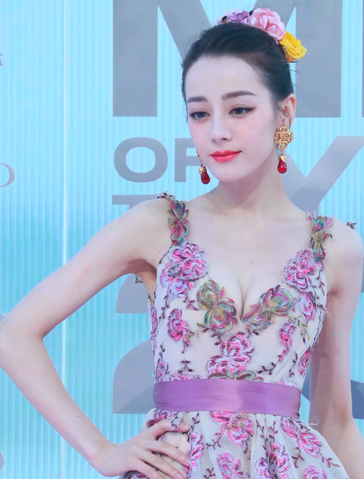 8月19日，迪丽热巴工作室发文庆祝其主演的周星驰新片《功夫女足》累计票房突破23亿，稳坐2026暑期档票房冠军，该片也是今年内地票房榜的第二名。 一、祝贺核心：工作室发文庆祝23亿- 发文主体：嘉行迪