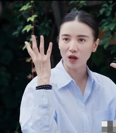 谁能想到，平时在荧幕里气场两米八的宋佳，私底下居然能被一组架子鼓给整到当场死机。
杨澜跟她坐一块儿聊自己的短板，杨澜直言自己又音痴又不会跳舞，宋佳更绝，直接自嘲这张脸太能唬人。
光看长相，又飒又利落，谁看了都觉得她是个运动健将，结果真动起手来全露馅。
学打鼓的时候，老师让她脚踩一下、右手敲一下