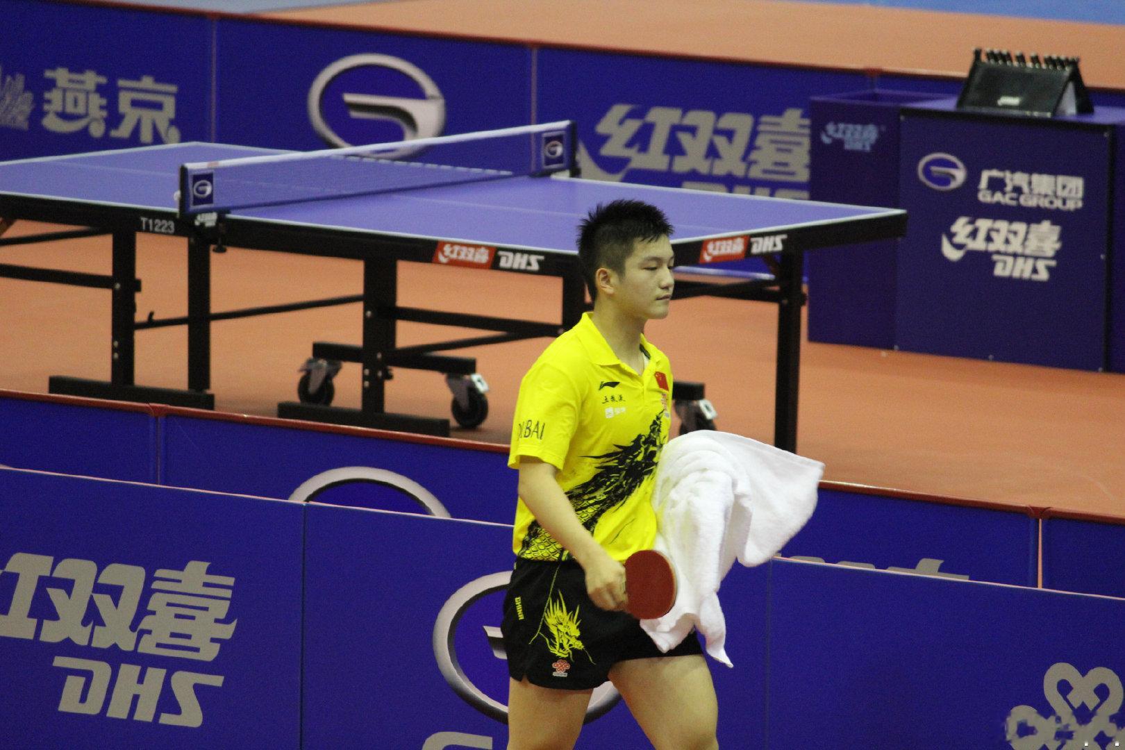 #樊振东##樊振东是首位超级金满贯得主# 

【考古】2013.06中国公开赛
6.13/14/15三天，16岁的胖儿U21➕成年组一起打，三天一共打了8场38局比赛。有趣的是15号U21决赛和成年组比赛对手是同一个对手，但一胜一负[好运连连]。
©️见🧣水印 ​