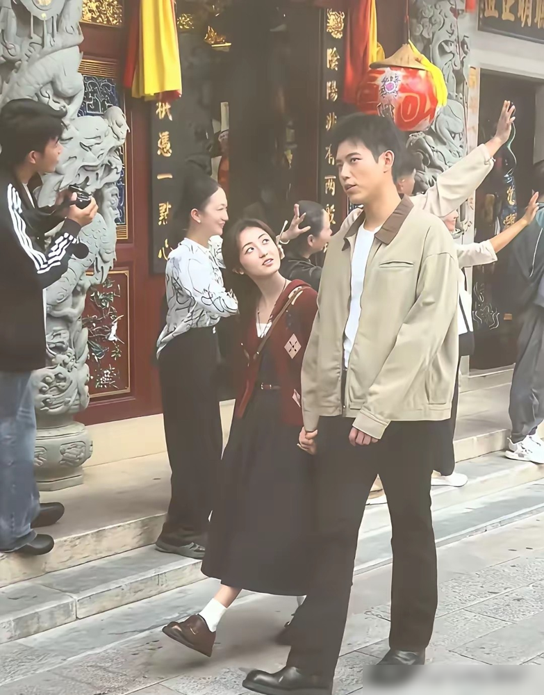 张子枫站陈飞宇旁边，刚到他胸口，这剧还没播，评论区先炸了。
《河清海晏》8月开机，缉毒警配女法医，原著粉等这阵容等了两年。结果路透一出来，满屏四个字：毫无CP感。
陈飞宇188，张子枫官方160，实际往那儿一站，镜头得上下摇。同框像哥哥接妹妹放学，哪像并肩作战的生死搭档。
剧组估计也头疼，吻戏