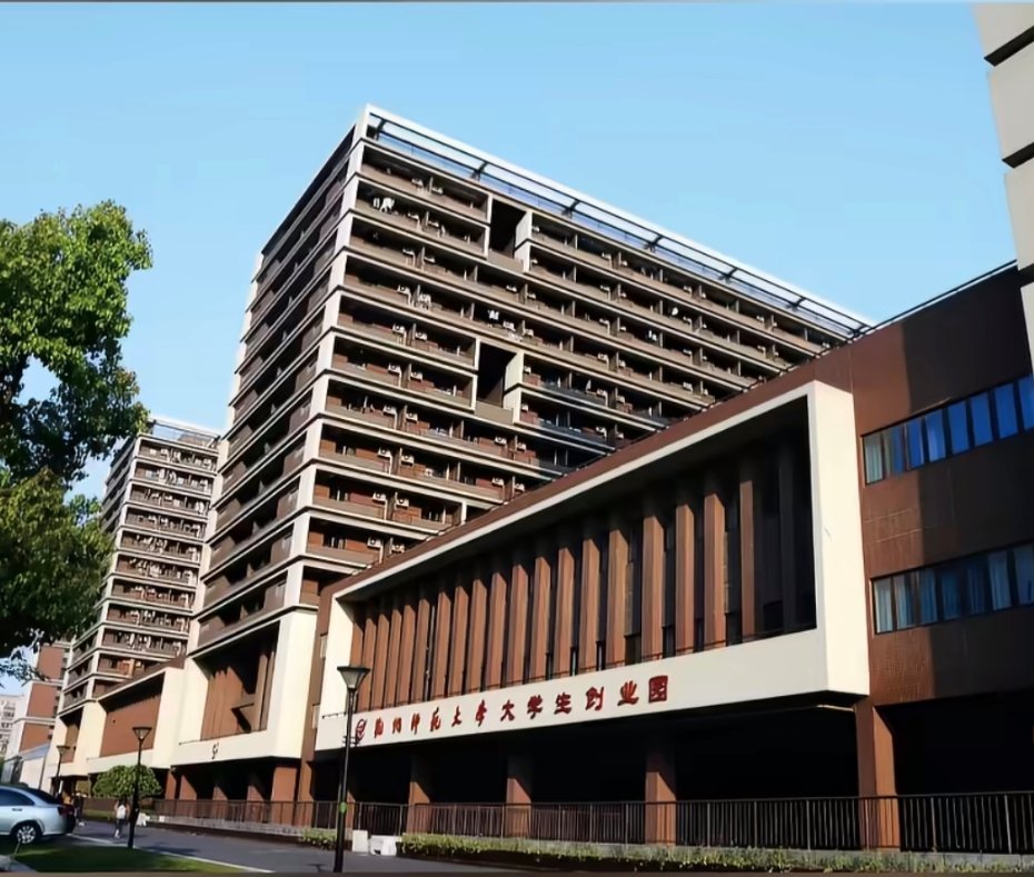 #杭州给创业者免费发token卡#不得不说杭州真的很懂年轻人！西湖免门票、求职免费住驿站、高速故障免费拖车，福利清单又添新成员。现在很多创业者、打工人都离不开AI，写方案、做PPT、分析数据，算力消耗也是一笔不小开销。
 
9月20号开始，35家大学生创业园可以现场领token卡，专门用来抵扣AI办公算力 ​