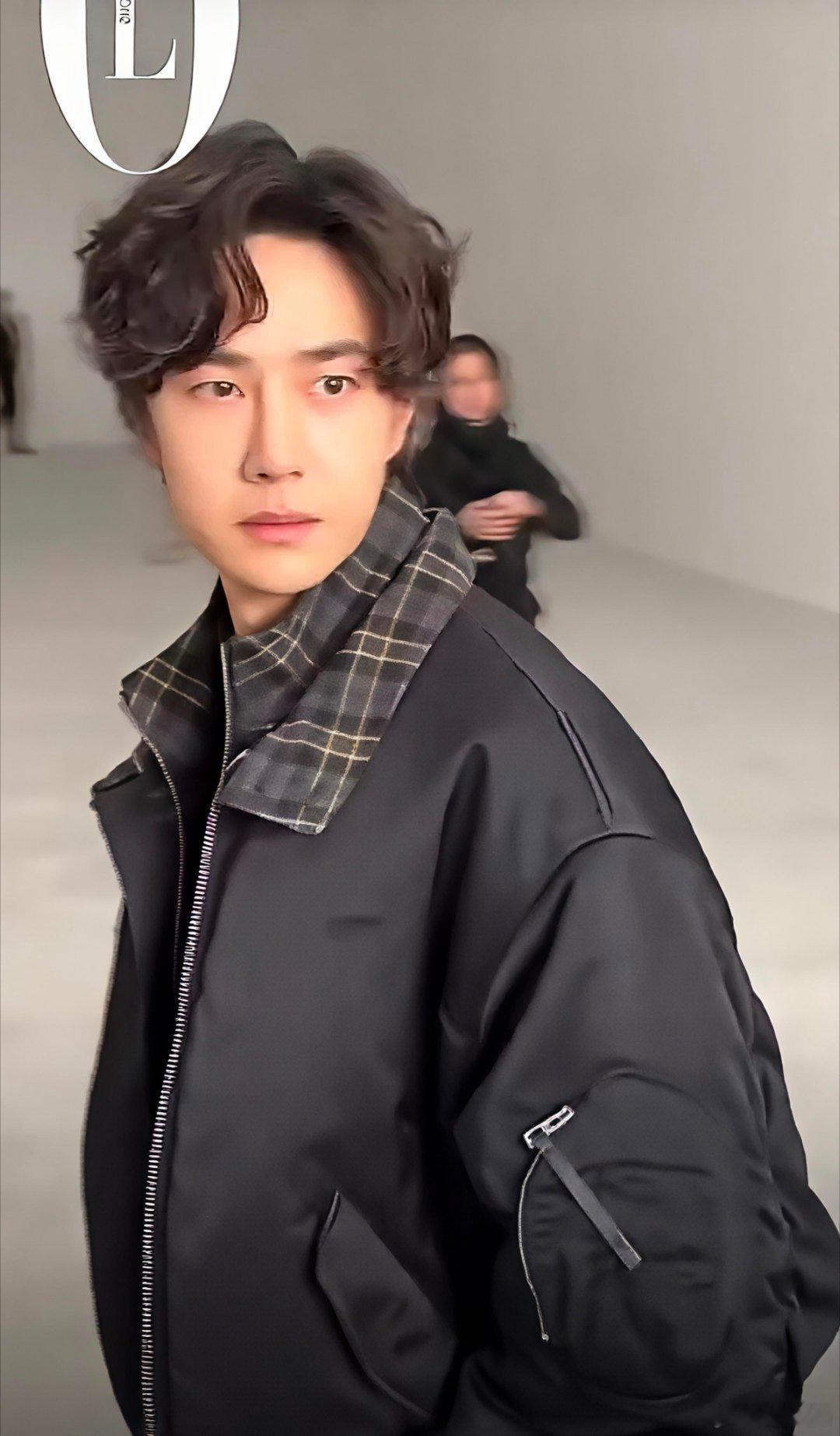 #王一博连官方直播都无法近身# 王一博几乎贴脸经过的距离# 
他的流量➕时尚表现力➕多重身份➕多领域出彩，不服不行，好喜欢这次双格子领子的夹克，夹克不再沉闷，加上王一博的青春自在，给人一种走吧出发吧。
#王一博巴黎时装周# 💚#王一博# ​