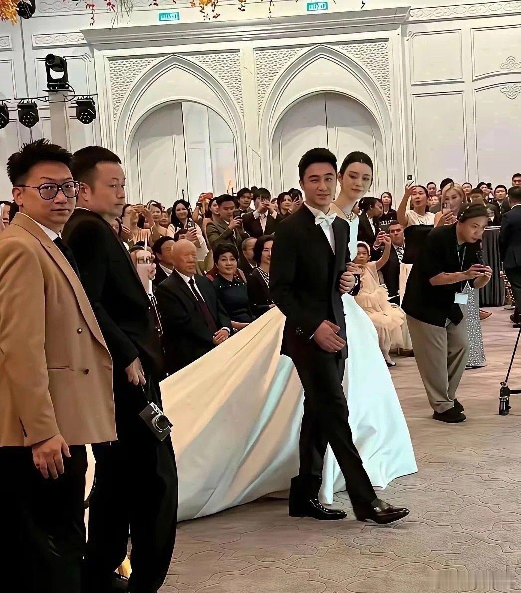 何猷君和奚梦瑶办婚礼时，7岁儿子正脸第一回露面 ​