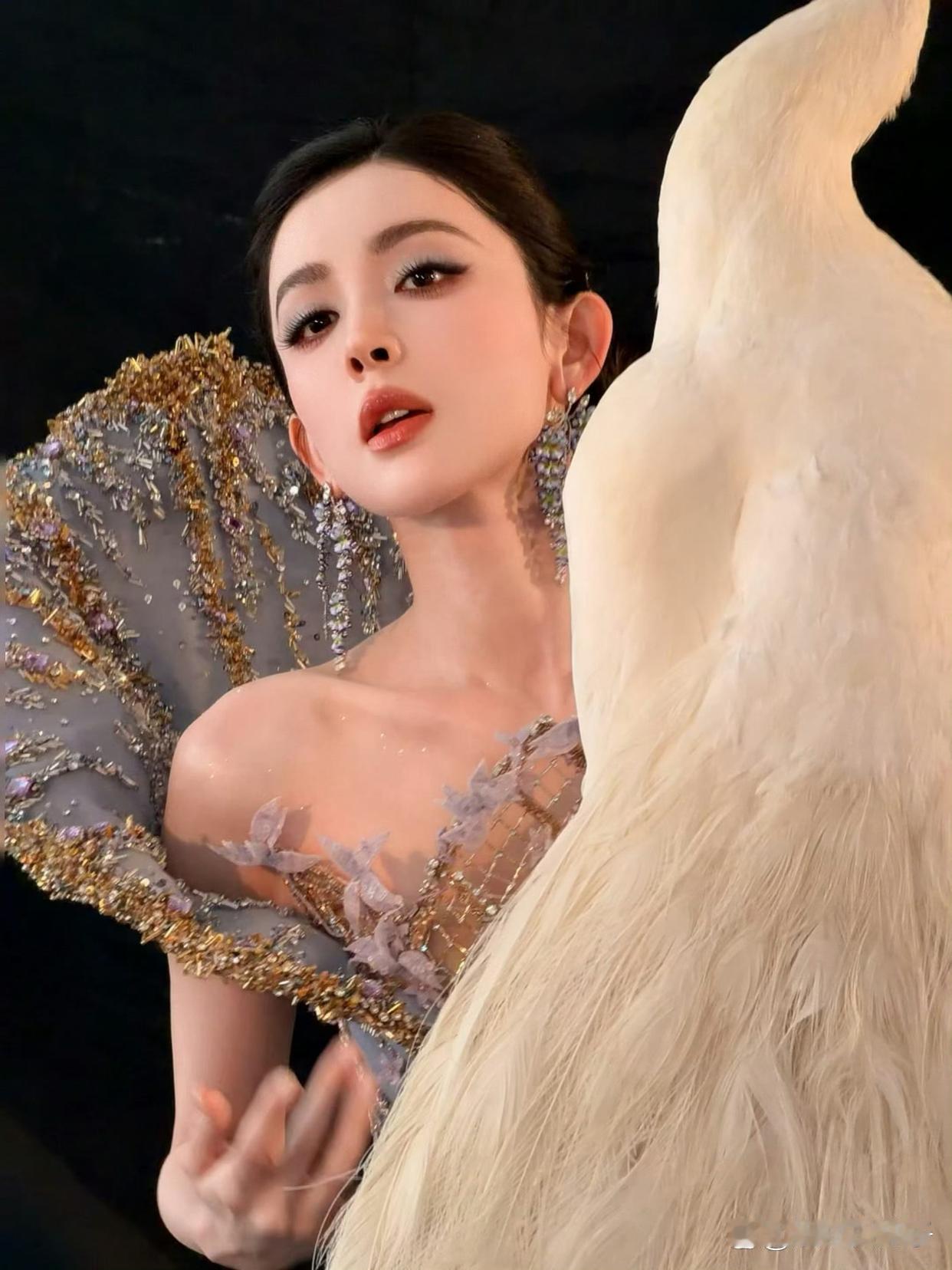1.迪丽热巴和娜扎私下都是非常亮眼的惊艳型美女，就是谁都夸好看的那种，女明星一般也不愿意往她俩跟前凑。

2.黄磊已经给大女儿量身定制写好了剧本，还联系了四字男星，想要让对方帮忙抬轿，力保女儿星途能爆红。

3.周洁琼这几年演技确实有进步，自从不执着找富二代以后，拍戏踏实了很多，如今是奔着 ​