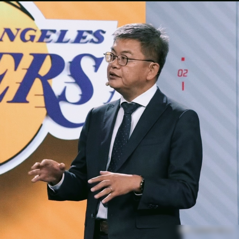 采访结束连站起来都费劲，41岁的詹姆斯真的到极限了？苏群的担心成真了...