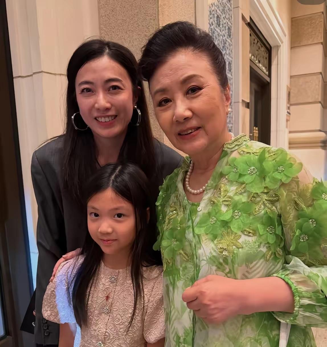 这场答谢宴根本不是婚礼，是赌王四房递出去的一张明牌——奚梦瑶已经被写进了何家的族谱里。
9月28日，何猷君和奚梦瑶在澳门上葡京补办了一场答谢宴。说是“答谢”，排场直接对标颁奖礼：黄晓明、陈乔恩夫妇、古巨基、袁弘张歆艺、金莎全到了，何超琼和何超凤姐妹联袂出席，甘比带着女儿现身，连前澳门特首都坐到了第一