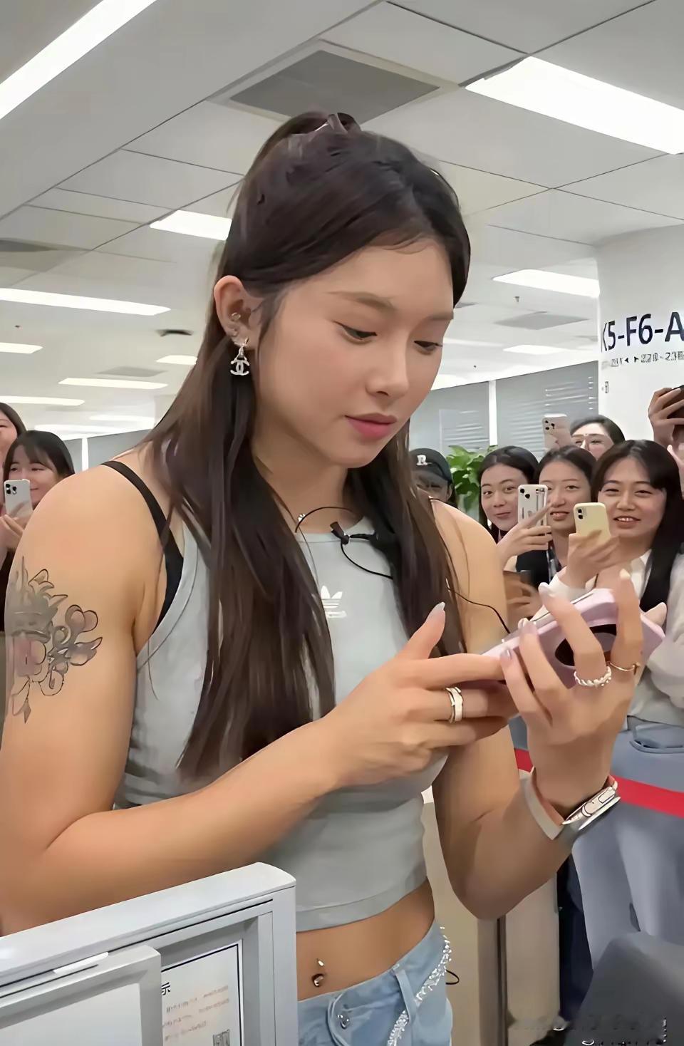 喜欢吴艳妮，尤其感觉吴大美女的这个纹身配上她的颜值、身材、气质、特别是...