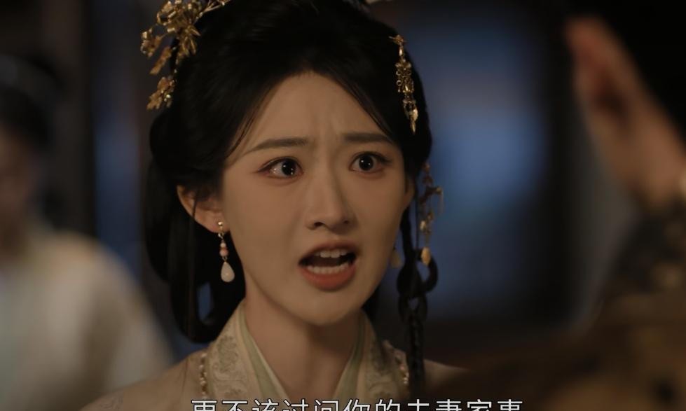 《嫁金钗》里君黛跋扈，但谢画楼挨的那一巴掌和那一推，不亏。她不是不知道陆濯身上有婚约，她是知道了还往前走。君黛动手有错，谢画楼越界在先。
戏里田曦薇饰演的君黛一记耳光把杨雨潼饰演的谢画楼扇得原地转圈，戏外杨雨潼发文调侃，说托你的福，巴掌脸到现在还是红红的。观众一边骂君黛下手狠，一边把“巴掌脸”刷成热