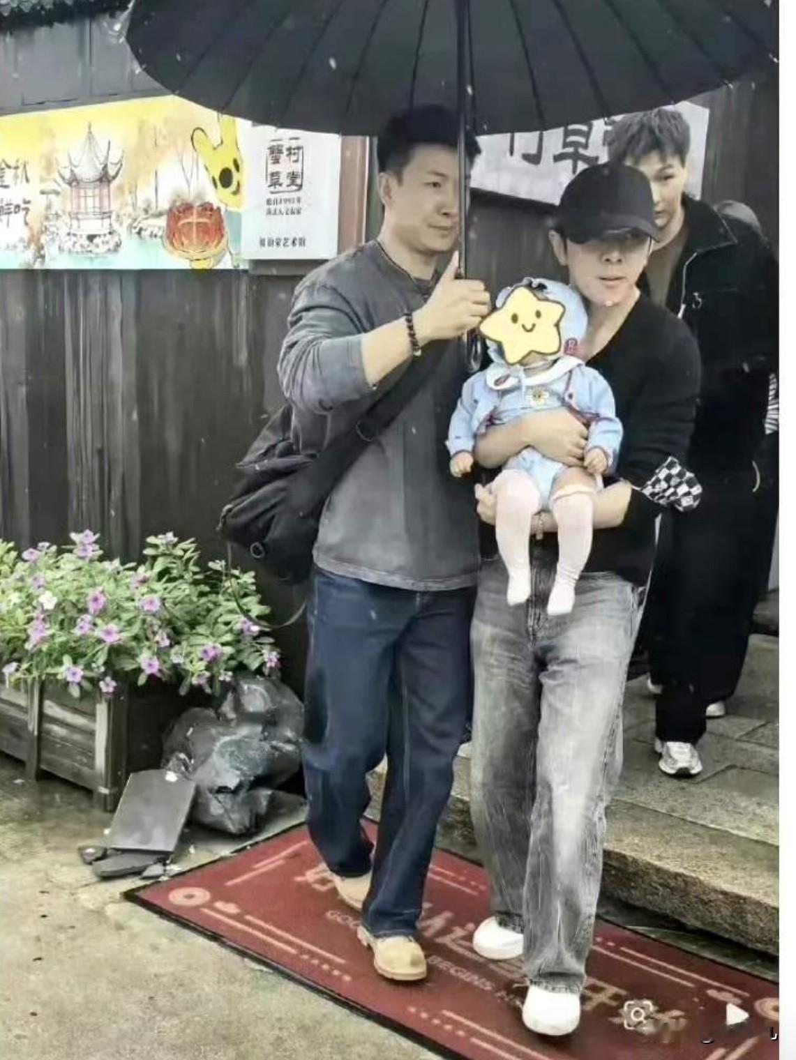 李佳琦又上热搜了！
不是因为双11，而是因为他掉粉丝，原因竟然是他抱娃被拍了。搞不懂了，年年双11前后，他都要被莫名其妙的话题讨论。

这么看来，朋友的小孩也不能随便抱啊，谁让他是公众人物呢。这些网友也够无聊的，抱个小孩都要管。

我猜，要么是快直播母婴品类的场了，想要试图造势，要么就是同行想要带节