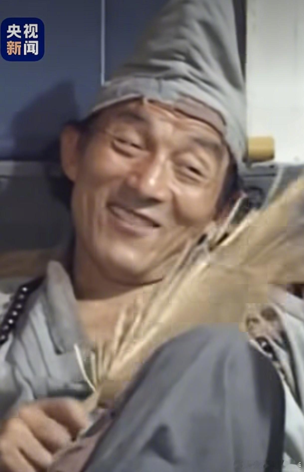 #娱乐[超话]##游本昌临终遗言#
刷到相关内容的时候整个人都愣了下，点进去才发现是乌龙，老爷子精神头好着呢！不过也突然懂了大家为啥会信——游本昌老师演的济公太深入人心，一辈子把戏演到骨子里，那句“鞋儿破帽儿破”的记忆刻在几代人童年里。
借着这波乌龙也想说，老艺术家们的健康真的太牵动人心 ​