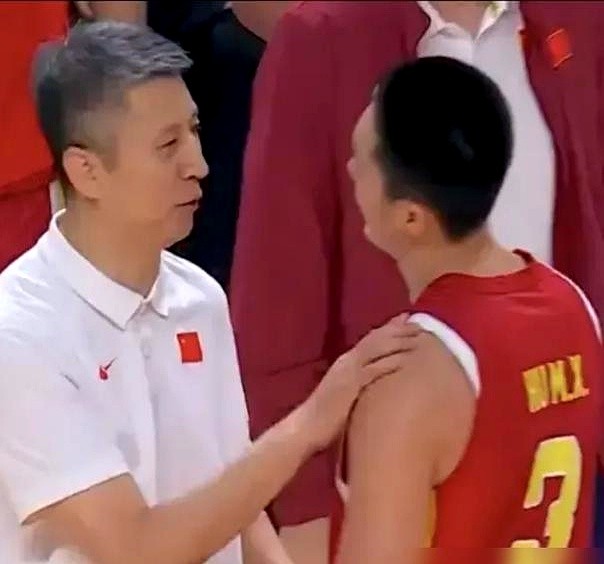 胡明轩场边的一个弯腰，直接把中国篮球的人情世故演活了。

他快步走到场边，迎面撞上两任主帅。没半点犹豫，他先冲着杜锋深深鞠了一躬，脆生生喊了句杜导，接着才转身跟现任主帅郭士强搭话。

一旁的郭士强全程揣着手，嘴角挂着笑，静静看着这师徒俩互动。这短短几秒的镜头传上网，评论区瞬间炸了锅。

有人说他分不