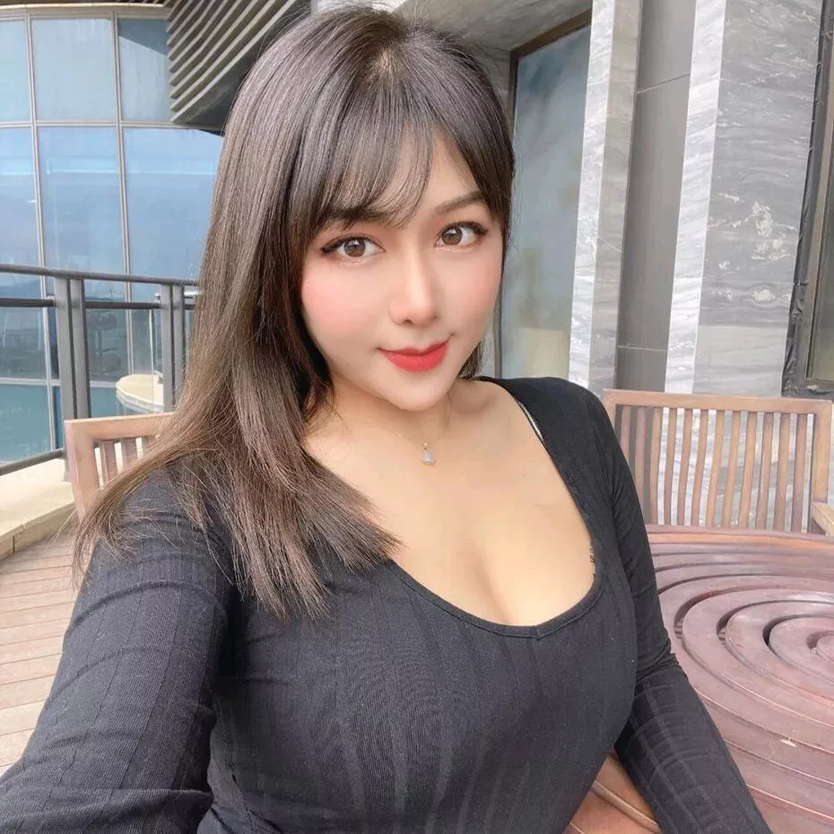 优雅黑裙美女，城市阳台上的迷人瞬间。