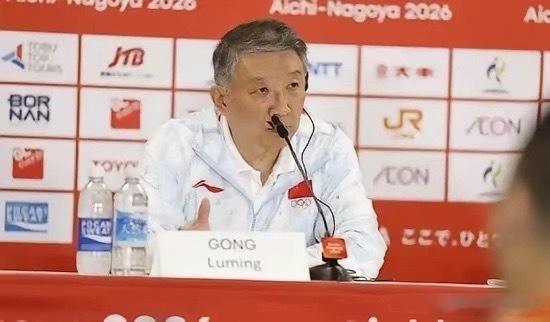 中国三大球传来三个消息，其中第3个消息有望创造历史：
第一个消息，宫鲁鸣回应中国女篮时隔32年无缘亚运会决赛引发球迷不满。亚运会半决赛中国女篮80:85不敌韩国，全场三分球投出了令人大跌眼镜的13中0。然而在赛后被问及这个情况，宫鲁鸣指导却表示，国际趋势是一方面，但人和技术都具备了，风格才能 ​