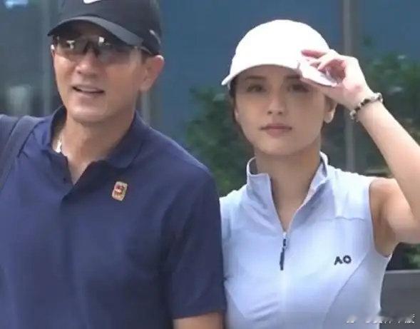 其实明眼人早就看出他们俩追求不同，这边刘恺威刚大方公开了新恋情，转头杨幂事业就传来了大喜讯，各自精彩也挺圆满 ​