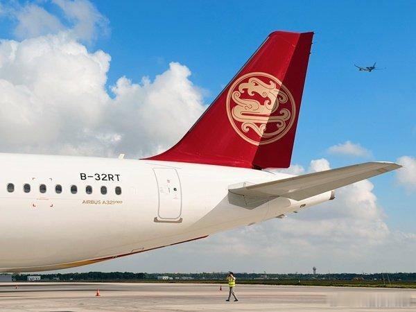 【吉祥航空携手空客公司探索全新客舱设计】2026年9月吉祥航空迎来成立20周年，联合空客宣布为25架空客A320系列飞机定制融合东方人文与Airspace理念的全新客舱升级方案，优化行李空间、内饰照明并兼顾绿色减排，新机预计2028年下半年交付。 ​