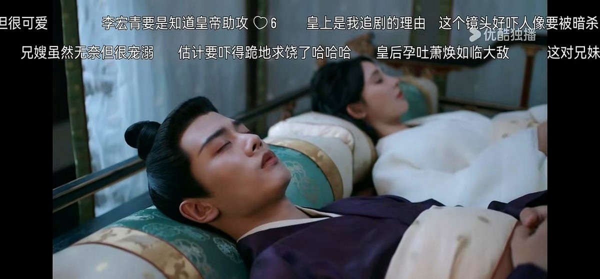 你见过热恋的小夫妻睡觉这样吗？穿得不少，俩人还离老远——中间居然能再塞...