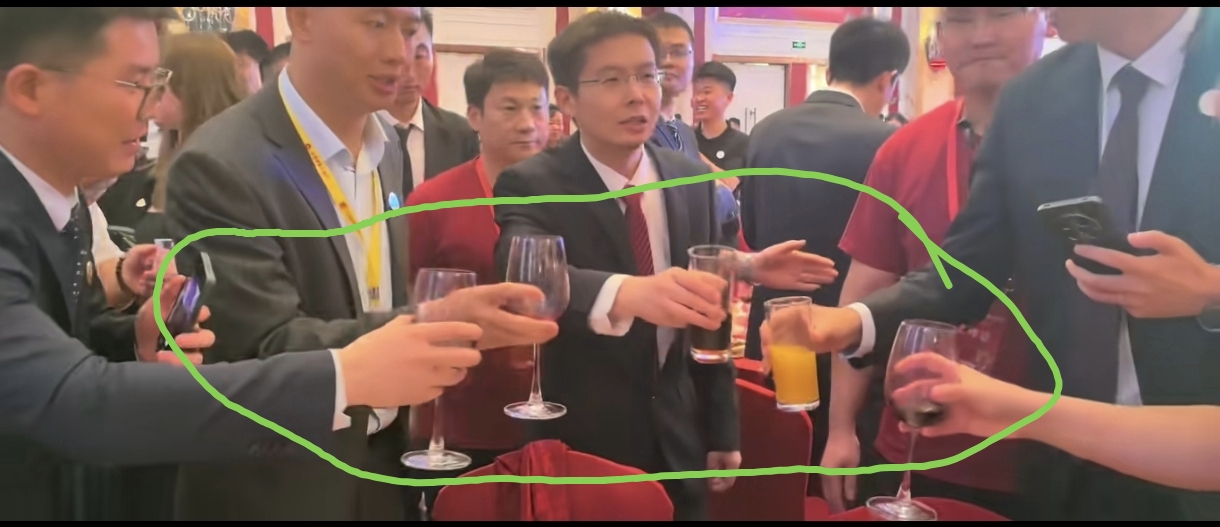 宇树科技上市庆功宴上创始人王兴兴敬酒时宾客几乎没有喝白酒的。就连王兴兴喝的都是红酒，宾客们有的喝的是葡萄酒，有的喝的是橙汁，还有的喝的是可乐，唯白酒不见踪影。
 
这场庆功宴，喝什么酒，比敲钟本身还耐人寻味。
 
8月19日，宇树科技正式登陆科创板，创始人王兴兴身家暴涨。可庆功宴上流出的视频里，红酒