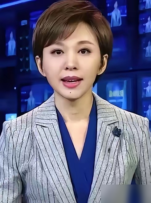 央视李梓萌48，欧阳夏丹46，至今单着。再看湖南台谢娜，俩娃都上学了。
同样是拿话筒，差距咋这么大？
央视新闻口的女主持，作息跟着《新闻联播》走，常年倒班，头像印在国徽边上，谈个恋爱先得政审，对象一听压力比见丈母娘还大。地方台就不一样了，录完综艺该约会约会，官宣恋情还能上热搜，婚讯就是流量。