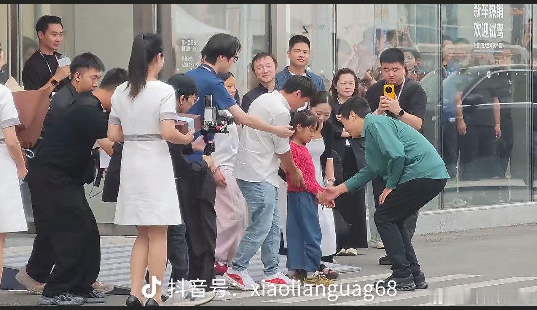 雷军这次交车没有选择直播，但他和小朋友握手依旧如此，你说我伪善，那我伪善一辈子，你能说什么？#雷军回应为澎程首批车主开门##雷军[超话]##小米澎程##雷军# ​