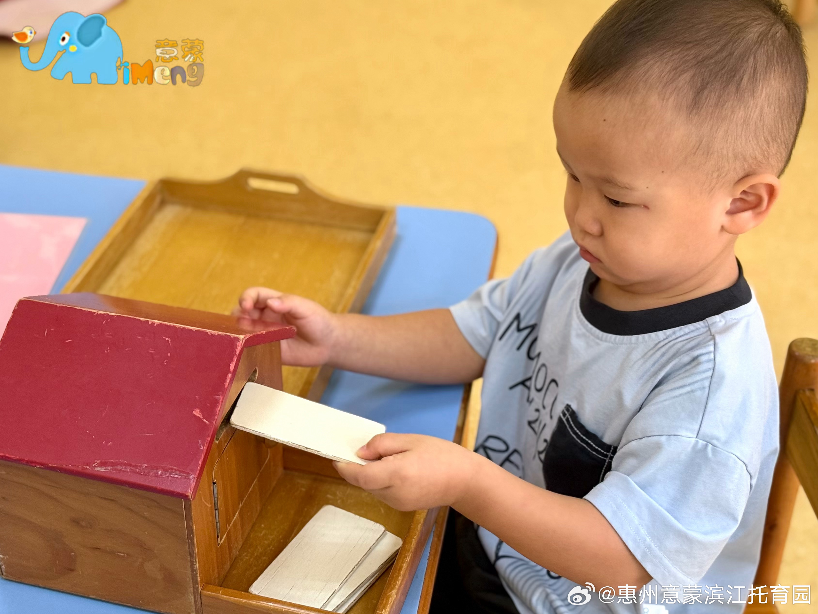 决定孩子一生的不是高考，而是0-6岁这六年
下埔滨江公园片区的家长看过来👀

蒙特梭利用一生研究儿童得出结论：三岁时，儿童已经打下了作为一个人的人格基础。

0-6岁不是人生的准备期，而是人格的建构期。
✅ 0-3岁无意识吸收期：像海绵吸收一切
✅ 3-6岁有意识完善期：开始精进已有能力
✅ 错过这 ​