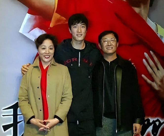 刘翔风波还在吵，曹可凡一条旧微博，为什么突然让人改观？
刘翔安置风波还没落幕，网上已经吵成一团。
就在大家盯着补助、合同和退役待遇时，曹可凡没有站队，只讲了一件旧事：多年前刘翔录节目，主动婉拒劳务费，还说：“既然是朋友，谈钱即俗。”
这句话未必能解决所有争议，却让人重新看见一个人的底色：不急着解