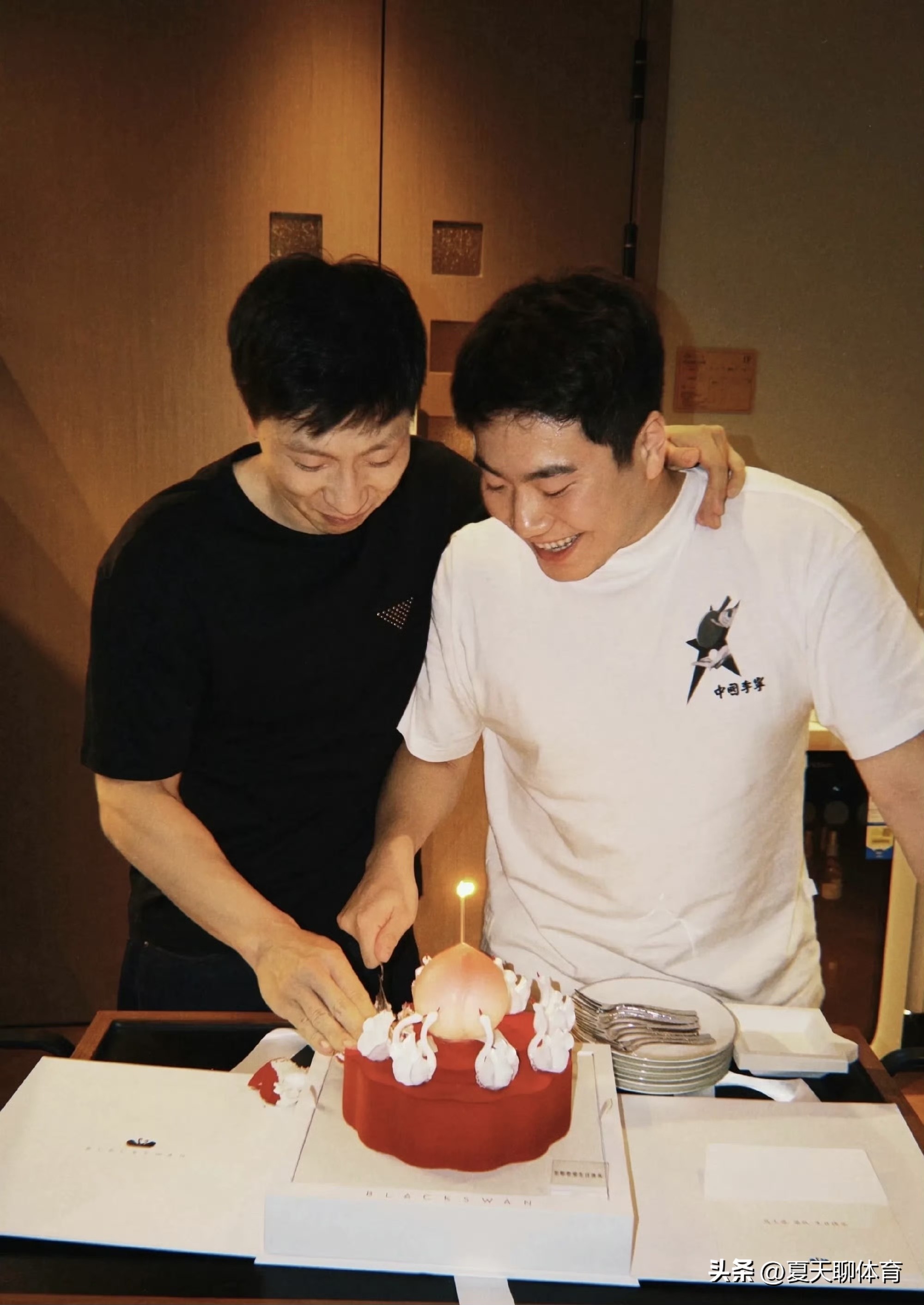 团结有爱的国乓大家庭！今天是马龙、梁靖崑的生日，国乓男队的小伙子们纷纷来给俩人过生日，看到了王楚钦、徐晨皓、闫安、牛冠凯……前中国乒乓球男队队长马龙38岁，梁靖崑30岁的生日，梁靖崑、马龙的脸上抹上了蛋糕，个个脸上笑开了花，图二这一张照片是国乓男队几代人的同框，曾经在赛场上肩并肩训练、备战、比赛！