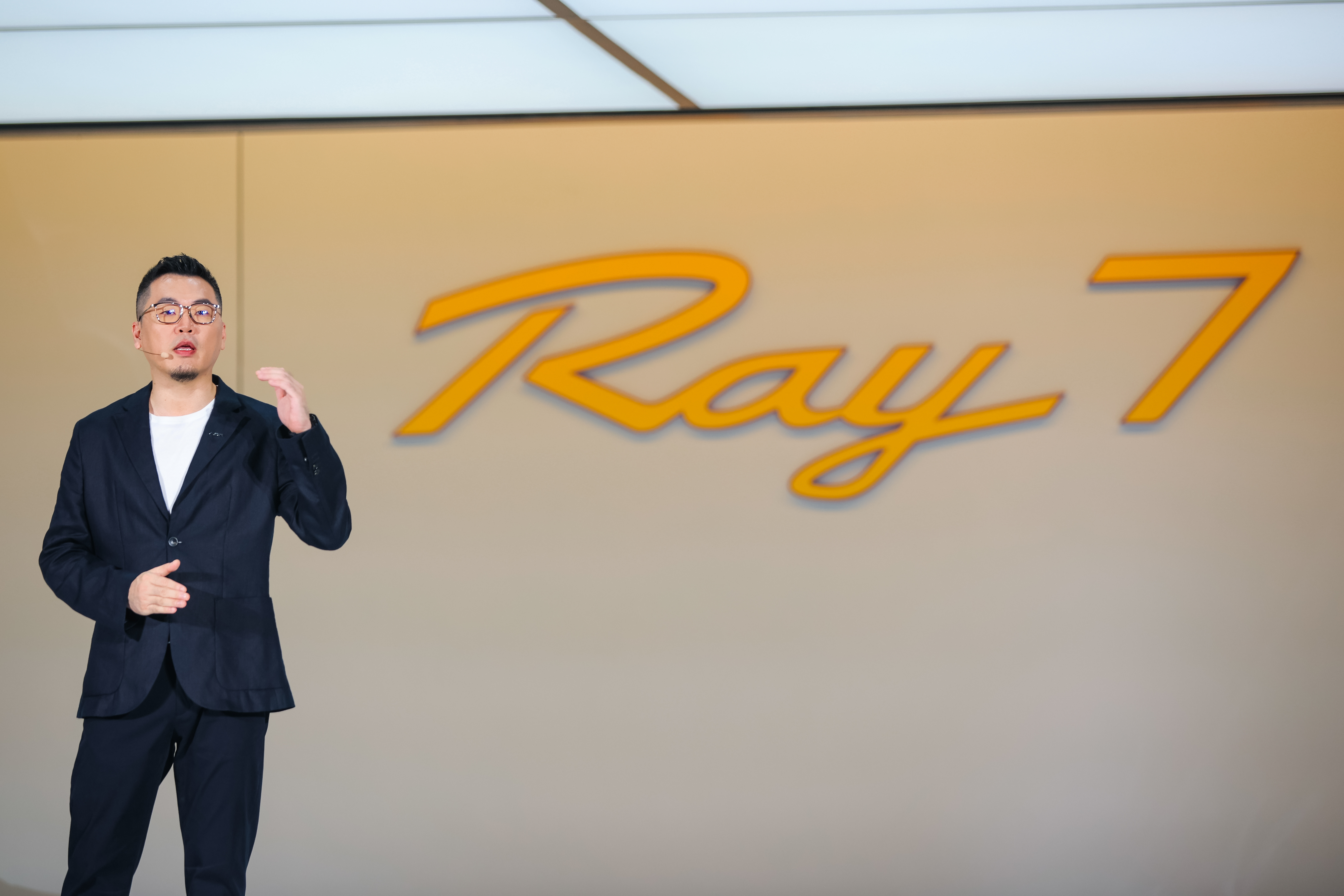#埃安超级纯电Ray7正式亮相#看完Ray7发布会，我觉得这车最有意思的地方，不是单纯堆配置，而是把“好开”这件事做得很认真。华为DriveONE EMB全电线控制动、iTRACK智能扭矩控制，底盘和三电技术在线，都是奔着驾驶质感去的。现在年轻人买电车，颜值当然重要，但每天通勤开着顺不顺、刹车稳不稳、遇到复 ​