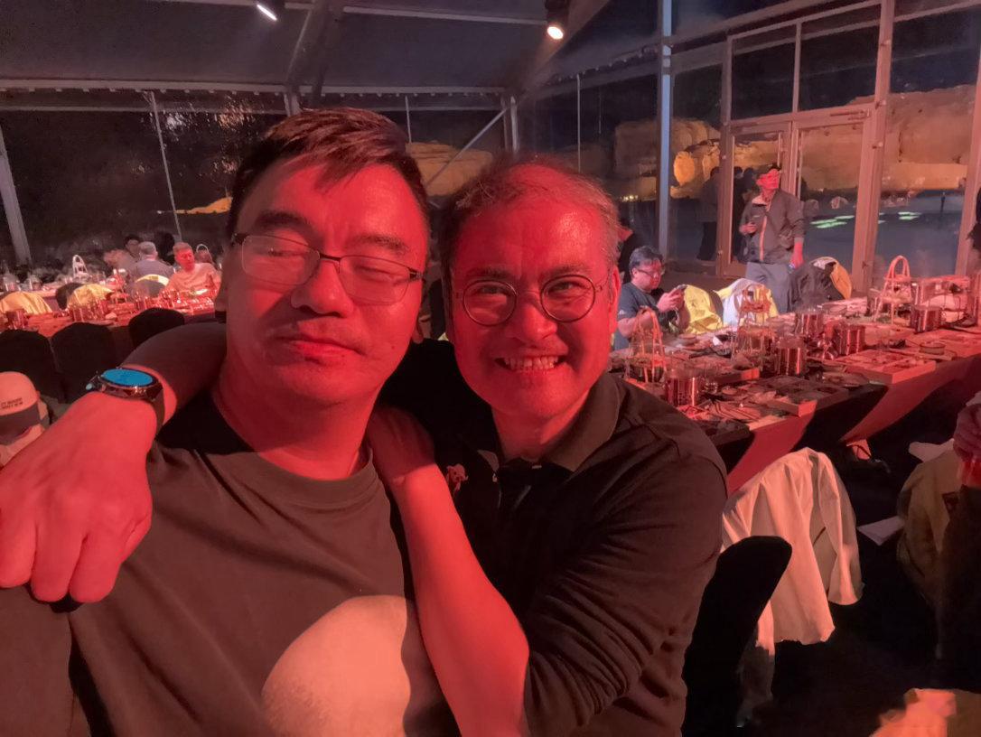 在沙漠里吃火锅是怎样的体验？卫士的最大护城河，不是方盒子和硬核越野、是车主的故事和快乐！来自五湖四海的车主，一起吃火锅，谈天说地。#路虎[超话]##路虎卫士##路虎卫士# 志同道合者才能共频！ ​