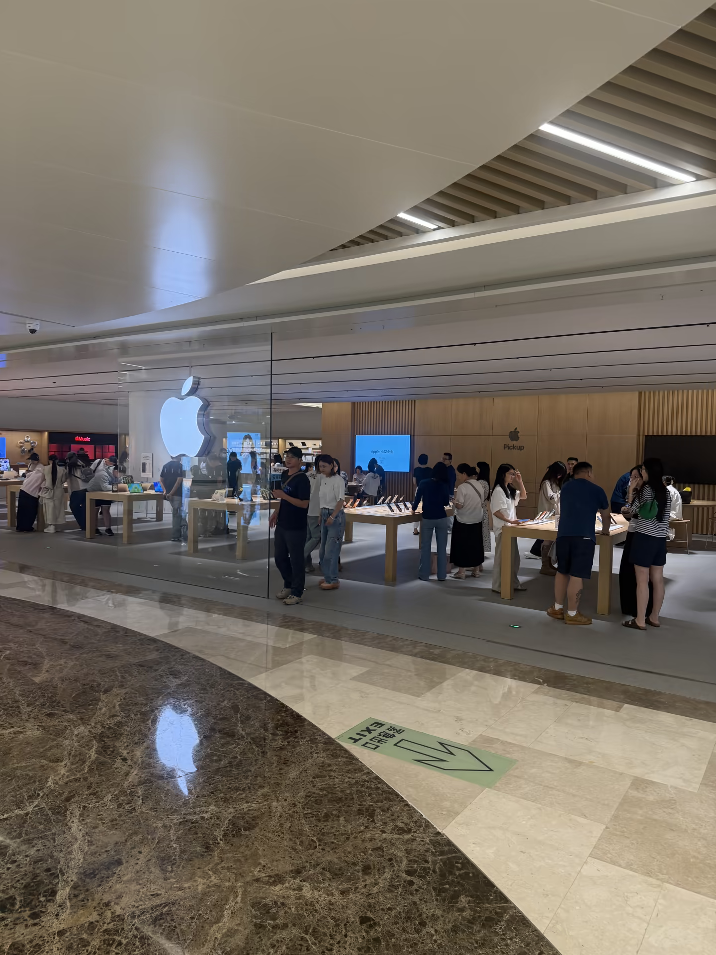 明天，iPhone 18 Pro系列正式发售。
苹果这次的节奏打得很紧：9月10日发布，9月12日晚8点预售，9月18日正式开卖——国行iPhone 18 Pro 256GB起售价9999元，Pro Max 10999元起。相比往年&34;发布后近两周才发售&34;的节奏，这次快了好几天。
苹果抢在9月18日开