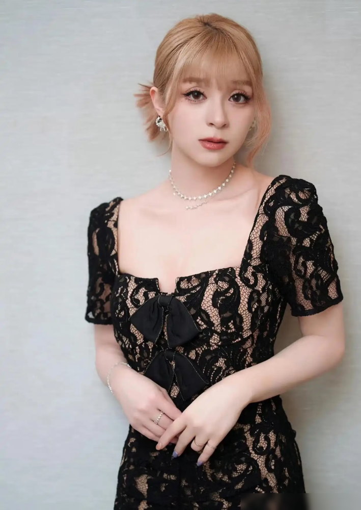 美依礼芽离了，声明里没写性格不合，写的是各自开启新的人生阶段。这话真狠，也真体面。俩人2022年11月领证，认识十多年，恋爱两年才结，等于把朋友、恋人、夫妻全走了一遍。男方是吉他手，她上《乘风》那会儿还出镜打气，看着稳得很。结果三年十个月，离了。没有撕，没有小作文，就一句反复沟通后友好分开。说白了，