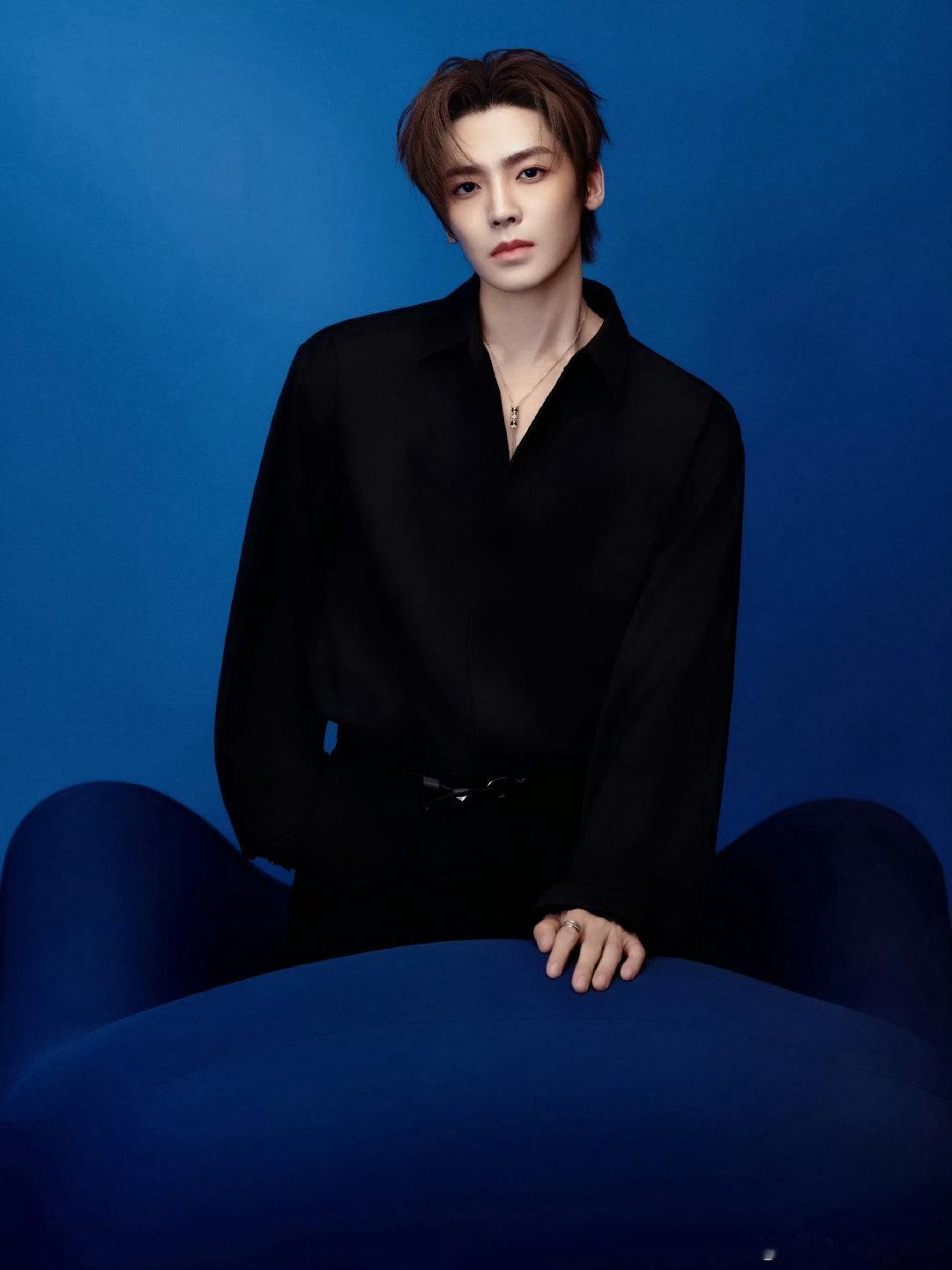 #侯明昊[超话]# 一如既往的帅#张碧晨看过侯明昊演唱会舞台# ​
