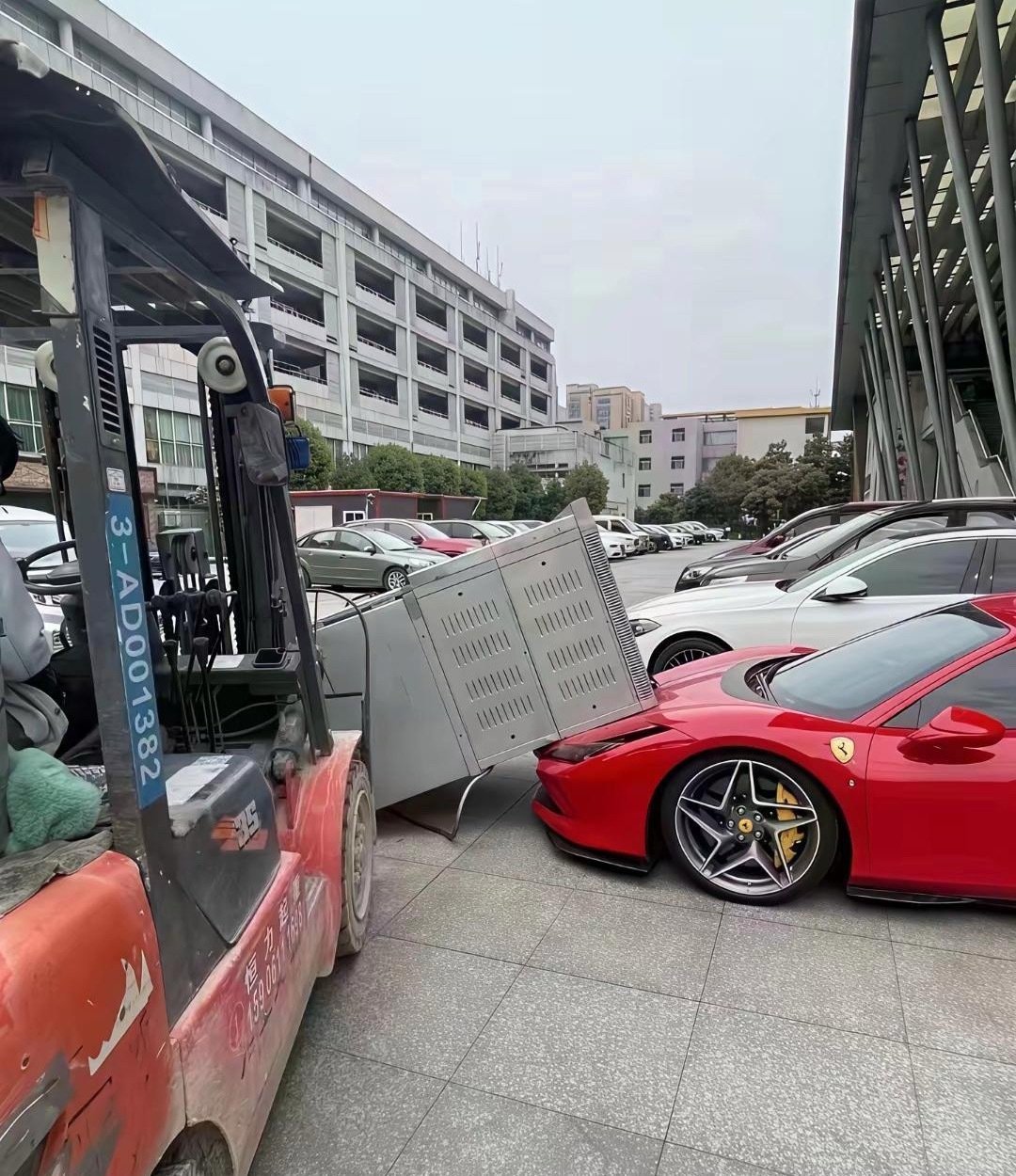 幸好没砸到奔驰 不然真的完了?￼￼ ​