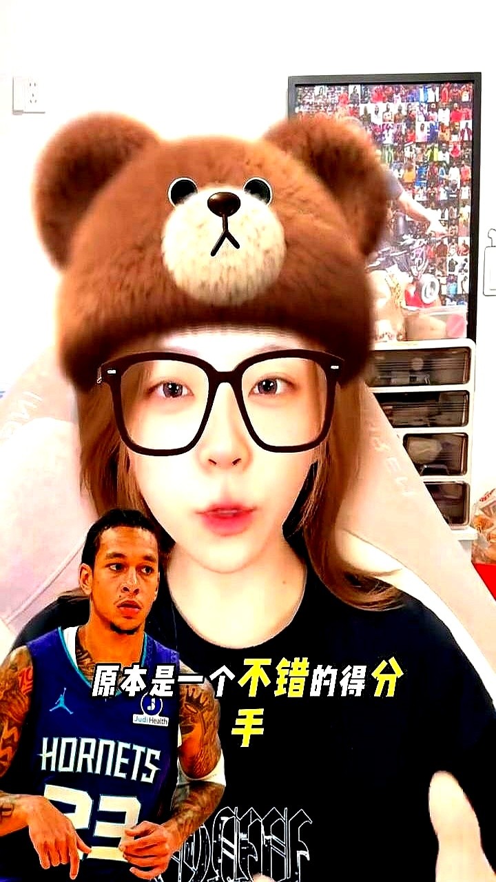 哈登刚推迟续约，骑士转身就把施罗德扔给了黄蜂。

施罗德连人带合同被打包送走，换来个特雷·曼恩。这笔交易一出，骑士的薪资直接降到土豪线以下，账面瞬间宽裕。

别以为曼恩是主角。施罗德在三号位卡着战术死结，现在腾出位置和钱，全是为了盯着后面的大鱼。

有意思的是，曼恩和库明加是同一个经纪人。骑士兜兜转