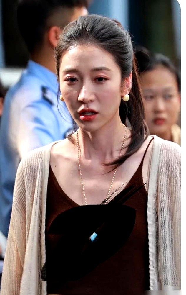 李诚儒当众劝退，刘涛吴镇宇补刀，短剧顶流王格格在《无限超越班》被浇了透心凉。

长剧镜头太毒。近景一推，骨相短板和法令纹全暴露，台词节奏也接不上。郝蕾一针见血：短剧要快准狠，长剧要留白，完全是两套工业体系。

被导师轮番敲打，王格格现场没哭没辩解。土木工程毕业、靠《情靡》《脱缰》眼神杀成顶流的她，转