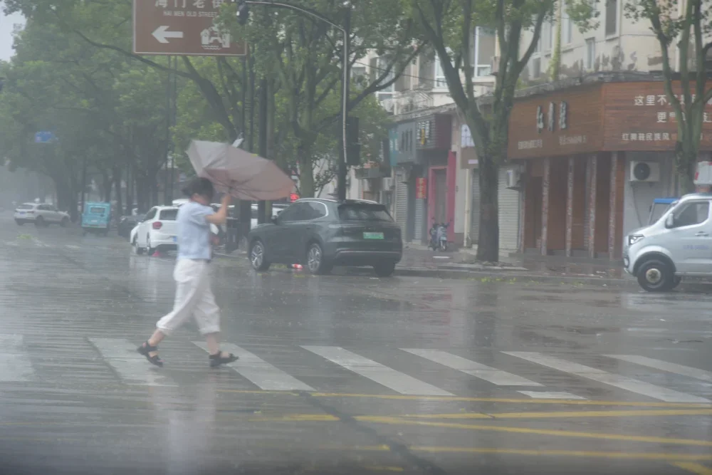 台风“白海豚”袭击中国东部沿海，超百人撤离家园 亚太日报 丹玮 今年袭...