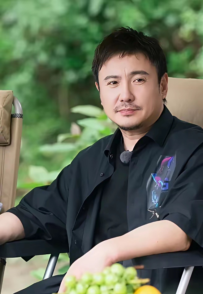 看来大环境确实不太好，
一个综艺节目全露出来了，
白敬亭、王安宇下半年忙的拍戏，结果李小冉、沈腾居然说自己没戏拍了。
​在最新《现在就出发》中，沈腾问大家最近都在干嘛？
​黄景瑜、白敬亭他们都说忙着拍戏，只有沈腾默默地说：你们都在哪儿找的工作，我都休息半年多了。
​就连李小冉都问：你 ​