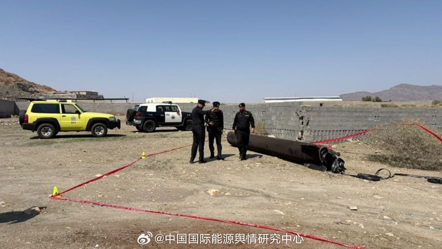 【胡塞武装称袭击沙特东西输油管泵站和利雅得机场】也门胡塞武装26日称，已袭击沙特东西原油输送管道的泵站和利雅得哈立德国王国际机场，但沙特方面没有立即证实泵站遇袭的说法。沙特主导的联军此前表示，已拦截一枚胡塞武装射向利雅得的弹道导弹，并摧毁了萨那的两座弹道导弹发射装置，其中一座曾用于 ​
